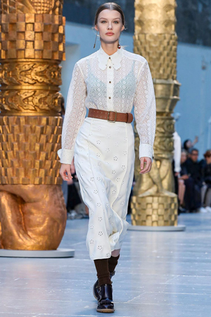 كلوي تمنحنا تصاميم متجددة مستوحاة من أعمال فنية في مجموعة شتاء 2020