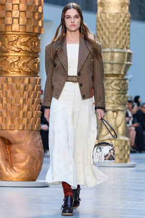 كلوي تمنحنا تصاميم متجددة مستوحاة من أعمال فنية في مجموعة شتاء 2020