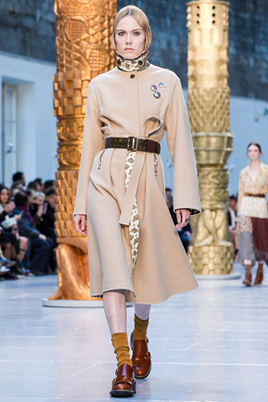 كلوي تمنحنا تصاميم متجددة مستوحاة من أعمال فنية في مجموعة شتاء 2020