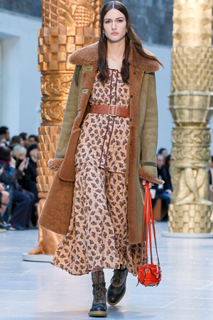 كلوي تمنحنا تصاميم متجددة مستوحاة من أعمال فنية في مجموعة شتاء 2020