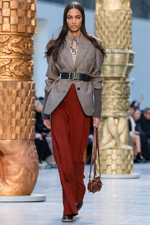 كلوي تمنحنا تصاميم متجددة مستوحاة من أعمال فنية في مجموعة شتاء 2020