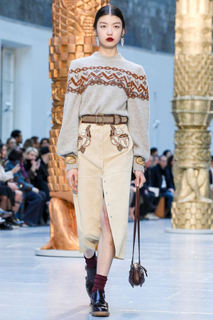 كلوي تمنحنا تصاميم متجددة مستوحاة من أعمال فنية في مجموعة شتاء 2020