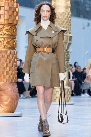 كلوي تمنحنا تصاميم متجددة مستوحاة من أعمال فنية في مجموعة شتاء 2020