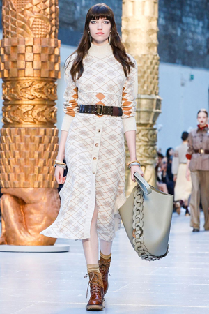 كلوي تمنحنا تصاميم متجددة مستوحاة من أعمال فنية في مجموعة شتاء 2020