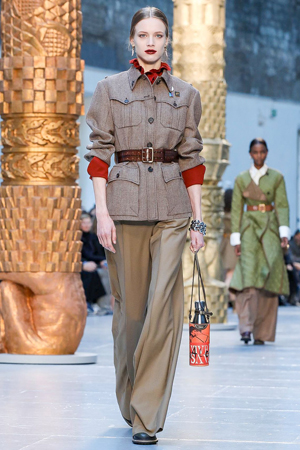 كلوي تمنحنا تصاميم متجددة مستوحاة من أعمال فنية في مجموعة شتاء 2020