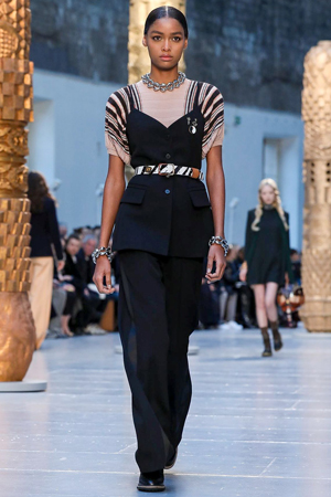 كلوي تمنحنا تصاميم متجددة مستوحاة من أعمال فنية في مجموعة شتاء 2020