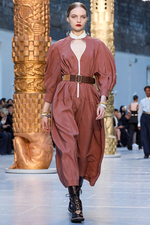 كلوي تمنحنا تصاميم متجددة مستوحاة من أعمال فنية في مجموعة شتاء 2020