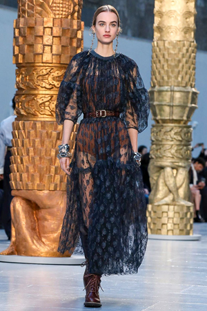 كلوي تمنحنا تصاميم متجددة مستوحاة من أعمال فنية في مجموعة شتاء 2020