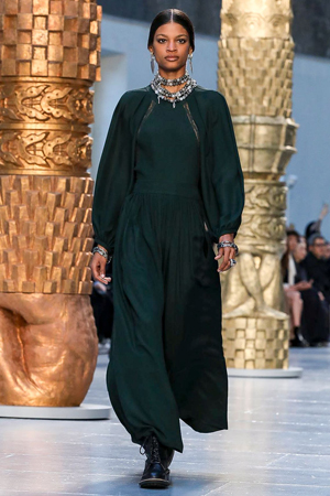 كلوي تمنحنا تصاميم متجددة مستوحاة من أعمال فنية في مجموعة شتاء 2020