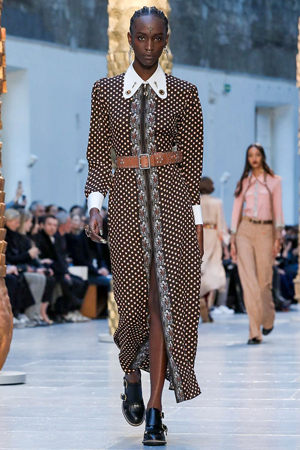 كلوي تمنحنا تصاميم متجددة مستوحاة من أعمال فنية في مجموعة شتاء 2020