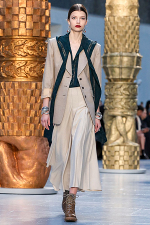 كلوي تمنحنا تصاميم متجددة مستوحاة من أعمال فنية في مجموعة شتاء 2020