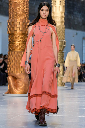 كلوي تمنحنا تصاميم متجددة مستوحاة من أعمال فنية في مجموعة شتاء 2020