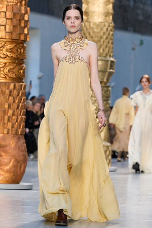 كلوي تمنحنا تصاميم متجددة مستوحاة من أعمال فنية في مجموعة شتاء 2020