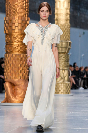 كلوي تمنحنا تصاميم متجددة مستوحاة من أعمال فنية في مجموعة شتاء 2020