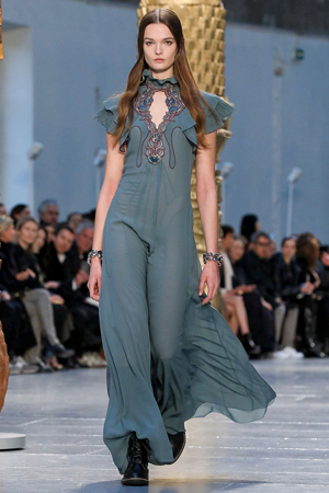 كلوي تمنحنا تصاميم متجددة مستوحاة من أعمال فنية في مجموعة شتاء 2020