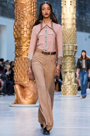 كلوي تمنحنا تصاميم متجددة مستوحاة من أعمال فنية في مجموعة شتاء 2020