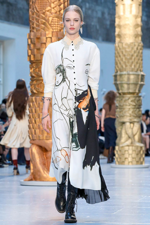 كلوي تمنحنا تصاميم متجددة مستوحاة من أعمال فنية في مجموعة شتاء 2020