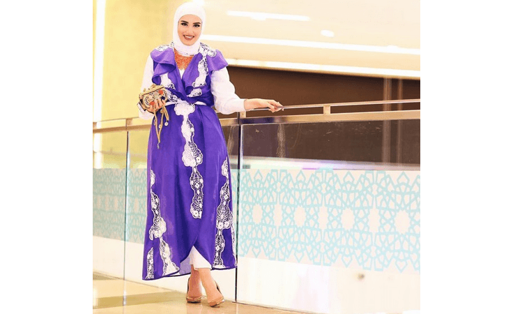 للمحجبات.. هكذا تضفين العصرية والرقيّ على إطلالاتك مثل دلال الدوب