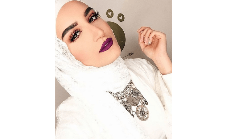 للمحجبات.. هكذا تضفين العصرية والرقيّ على إطلالاتك مثل دلال الدوب