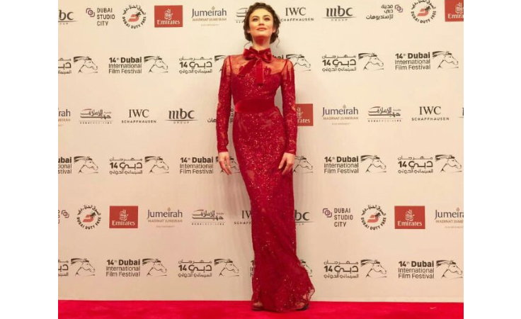 شاهدي إطلالات النجمات في حفل افتتاح مهرجان دبي السينمائي