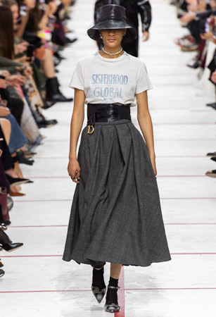 ماريا غارسيا كيوري تؤكد رسالتها مع ديور بمجموعة تنتصر لتمكين المرأة