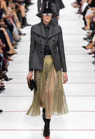 ماريا غارسيا كيوري تؤكد رسالتها مع ديور بمجموعة تنتصر لتمكين المرأة