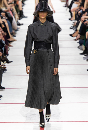 ماريا غارسيا كيوري تؤكد رسالتها مع ديور بمجموعة تنتصر لتمكين المرأة