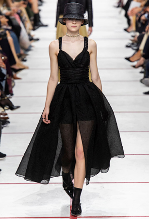 ماريا غارسيا كيوري تؤكد رسالتها مع ديور بمجموعة تنتصر لتمكين المرأة