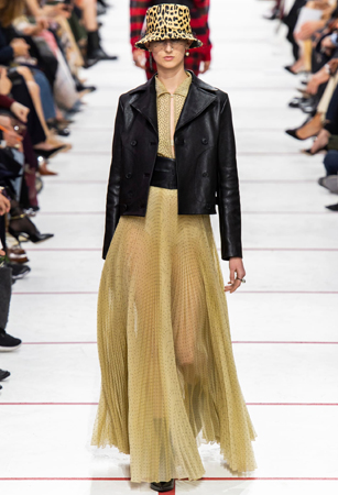 ماريا غارسيا كيوري تؤكد رسالتها مع ديور بمجموعة تنتصر لتمكين المرأة