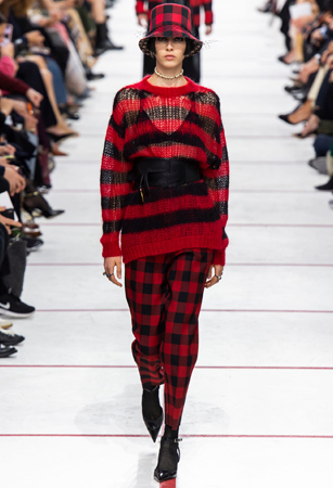 ماريا غارسيا كيوري تؤكد رسالتها مع ديور بمجموعة تنتصر لتمكين المرأة