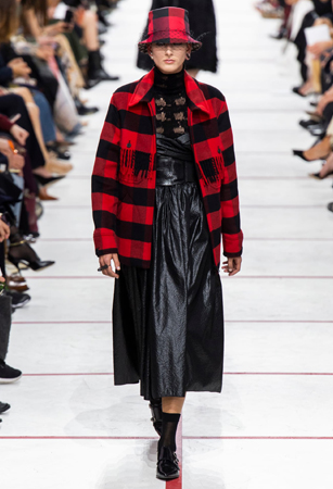 ماريا غارسيا كيوري تؤكد رسالتها مع ديور بمجموعة تنتصر لتمكين المرأة