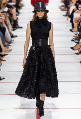 ماريا غارسيا كيوري تؤكد رسالتها مع ديور بمجموعة تنتصر لتمكين المرأة