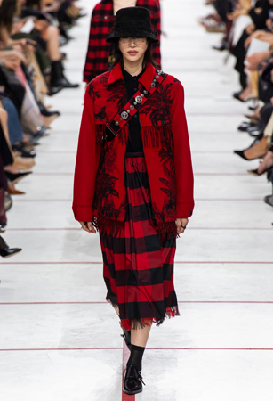 ماريا غارسيا كيوري تؤكد رسالتها مع ديور بمجموعة تنتصر لتمكين المرأة