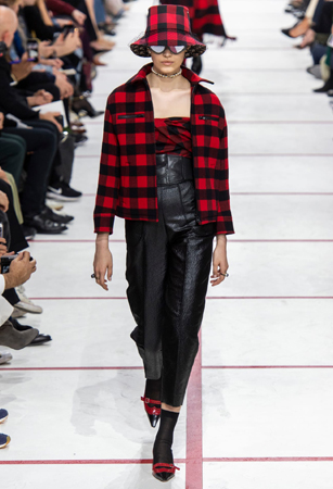 ماريا غارسيا كيوري تؤكد رسالتها مع ديور بمجموعة تنتصر لتمكين المرأة