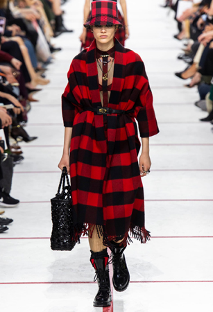 ماريا غارسيا كيوري تؤكد رسالتها مع ديور بمجموعة تنتصر لتمكين المرأة