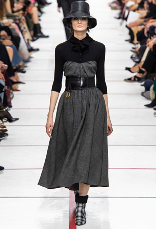 ماريا غارسيا كيوري تؤكد رسالتها مع ديور بمجموعة تنتصر لتمكين المرأة