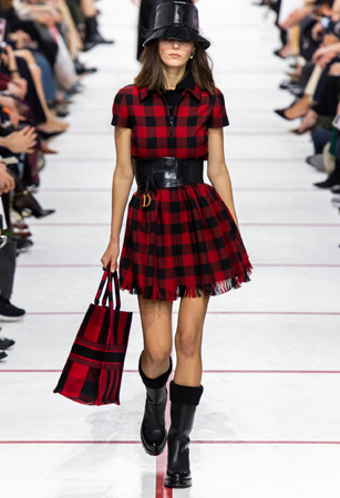 ماريا غارسيا كيوري تؤكد رسالتها مع ديور بمجموعة تنتصر لتمكين المرأة