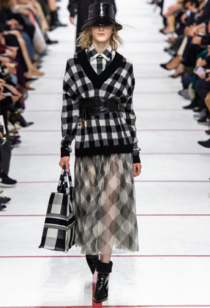 ماريا غارسيا كيوري تؤكد رسالتها مع ديور بمجموعة تنتصر لتمكين المرأة