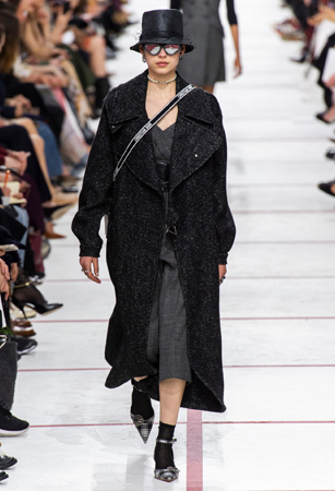 ماريا غارسيا كيوري تؤكد رسالتها مع ديور بمجموعة تنتصر لتمكين المرأة