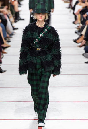 ماريا غارسيا كيوري تؤكد رسالتها مع ديور بمجموعة تنتصر لتمكين المرأة