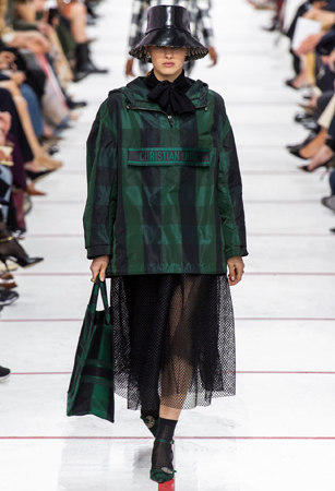 ماريا غارسيا كيوري تؤكد رسالتها مع ديور بمجموعة تنتصر لتمكين المرأة