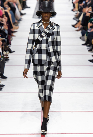 ماريا غارسيا كيوري تؤكد رسالتها مع ديور بمجموعة تنتصر لتمكين المرأة