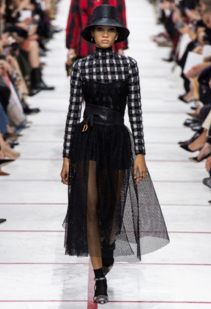 ماريا غارسيا كيوري تؤكد رسالتها مع ديور بمجموعة تنتصر لتمكين المرأة