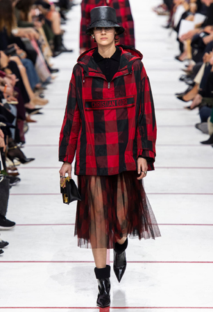 ماريا غارسيا كيوري تؤكد رسالتها مع ديور بمجموعة تنتصر لتمكين المرأة