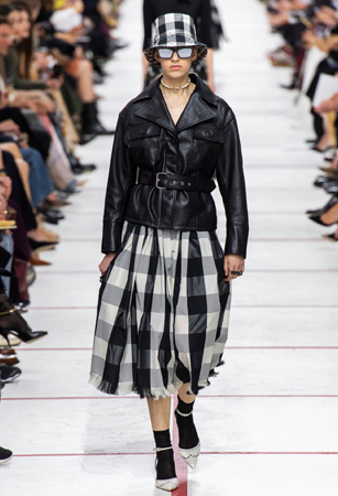 ماريا غارسيا كيوري تؤكد رسالتها مع ديور بمجموعة تنتصر لتمكين المرأة