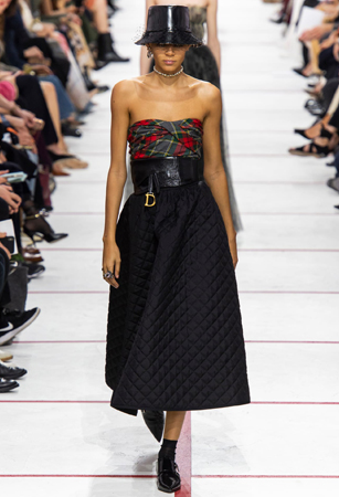 ماريا غارسيا كيوري تؤكد رسالتها مع ديور بمجموعة تنتصر لتمكين المرأة