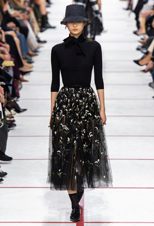 ماريا غارسيا كيوري تؤكد رسالتها مع ديور بمجموعة تنتصر لتمكين المرأة