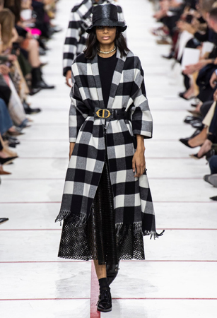 ماريا غارسيا كيوري تؤكد رسالتها مع ديور بمجموعة تنتصر لتمكين المرأة