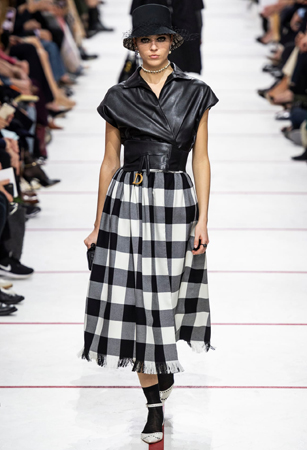 ماريا غارسيا كيوري تؤكد رسالتها مع ديور بمجموعة تنتصر لتمكين المرأة