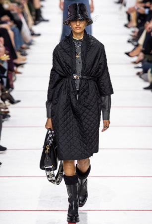 ماريا غارسيا كيوري تؤكد رسالتها مع ديور بمجموعة تنتصر لتمكين المرأة